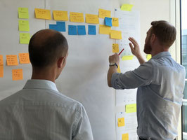 deux hommes travaillent sur un meta plan