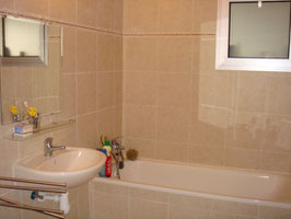 Grande salle de bain avec baignoire