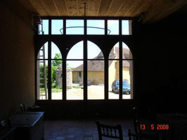 Porte ancienne de récupération posée dans une grange réaménagée (photo)