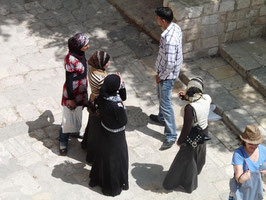 Froehliche Maedchen in Aleppo Zitadelle