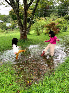 スタッフＳの娘たち(２年前)。大雨の後に庭にできた巨大な水たまりに大はしゃぎして、全身水浸しに……。大人にとっては「規格外の遊び」が、子どもたちにとっては「大好物」なんですよね(笑)