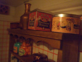 Latas de galletas (la tapa se puede quitar) de "Coronation Biscuits"(regalo de Natalia) y "Quality Street"