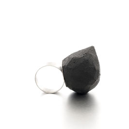 BIG DROP RING, lackiertes Balsaholz und 925 Silber, € 150 .-