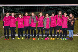 Erschöpft aber glücklich: Die SG gewinnt die Herbstmeisterschaft  mit 2:1. Die Tore erzielten Hannah (6.v.l.) und Therese (7.v.l.)