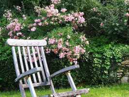 Jardin fleuri avec mobilier de détente pour les hôtes de nos chambres d'hôtes à La Lysiane.