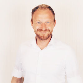 Dirk Hildebrand im weißen Hemd vor hellem Hintergrund Podcastexperte, Audioprofi, Radiojournalist, Medienwissenschaftler, audioEXPERTEN, PODIVERSITY