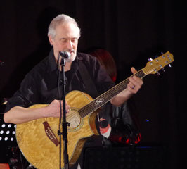 photo de Cyril qui joue de la guitare Folk