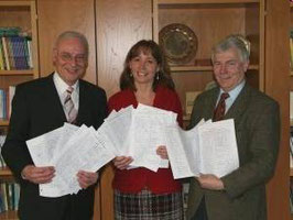 Übergabe der Unterschriften im Kreishaus. Von links: Landrat Joachim Bordt, Jutta Vollstedt, Norbert Leben. 09.02.2009