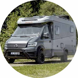 Dethleffs Globebus Performance 4x4 auf Wiese vor Wald 2025