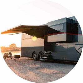 Luxus Wohnmobil im Sonnenuntergang mit Slide Out rund 2024