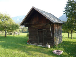 Ein ca. 300 Jahre alter Feldkasten steht vor dem Ferienhaus