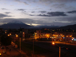 Blick auf Riobamba bei Nacht