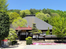 光輪寺(長野県朝日村) 境内に薬師堂がある。