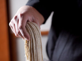 「蕎麦鑑定士」の資格を持つ店主のこだわりの手打ちそば