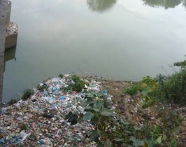 Petit cours d'eau de Yangon servant de poubelle pour tous les détritus.