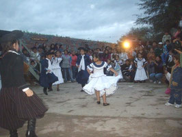 Danzas y Cantos se conjuraron para vivir un domingo bien santiagueño con motivo de festejar el Bicentenario de la Patria.