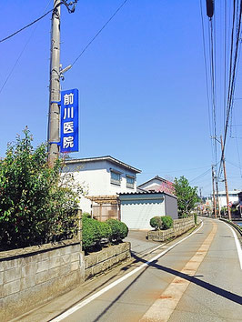  前川医院の入り口です。道路脇の電柱に、「前川医院」という看板がついています。