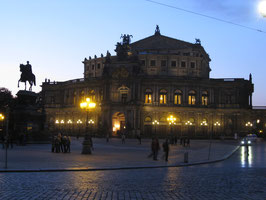 Auf dem Alexanderplatz vor der Semperoper stehen viele Natriumdampflampen