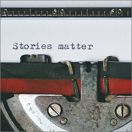 Das Farbband, rot-schwarz, einer alten Schreibmaschinen mit dem Text auf dem eingespannten Papier "Stories matter".