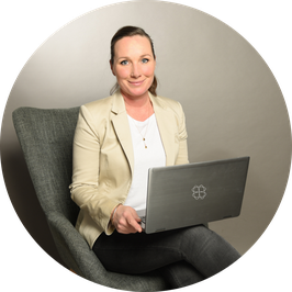 Kursleiterin Jutta Hellermann, Coach von FEELGLÜCK, sitzt mit Laptop und offenem Blick – Einladung zur Warteliste für das Gruppenprogramm