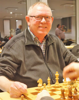 Allein Uwe Nebel bezwang den Senioren-meister (Foto: A. Obdenbusch) 