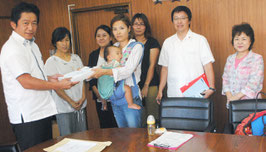 児童館の早期建設を求める署名を中山市長に手渡す八尋代表ら=30日午前、市役所