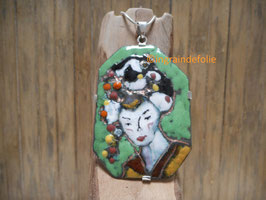 Pendentif émaux sur champlevé.