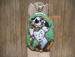 Pendentif émaux sur champlevé.