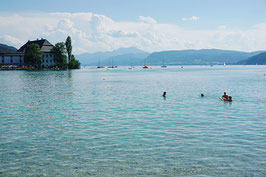 https://de.m.wikipedia.org/wiki/Datei:Attersee,_Bezirk_Vöcklabruck,_Oberösterreich_mit_Schloss_Litzlberg.jpg