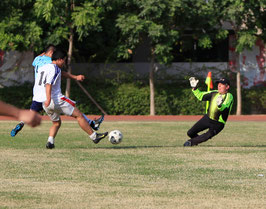 Der Torwart im gelben Trikot, das ist LaoWei beim Fußball in China