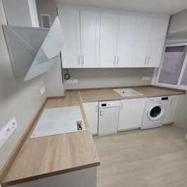 cocina descuadres, cocina blanca, tirador oro, electrodomésticos blancos, encimera madera, cocina torredelcampo, cocina jaen, cocina martos, cocina jamilena
