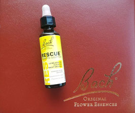 Flacon de Rescue® de la marque Bach Originals posé sur l'étui en cuir des 38 fleurs de Bach.