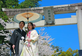 和装前撮りロケーションを武田神社で撮影するおふたり