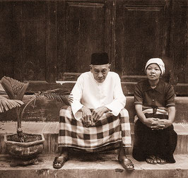 Bapak Reja und seine Frau sitzen vor ihrem Haus. Copyright 1999 by Klaus Schoerner