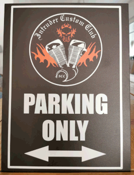Schild "Intruder Custom Club  PARKING ONLY"
