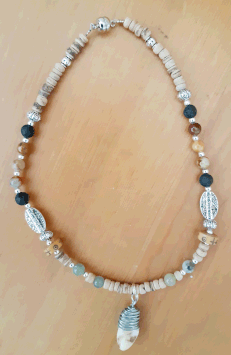 Halskette mit Holzperlen, Xiuyan Jade und Grandelanhänger