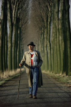 Gerd Ludwig - Beuys #7 (Joseph Beuys walking down a popular alley)