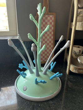 Flessen en spenen toren met vogeltjes