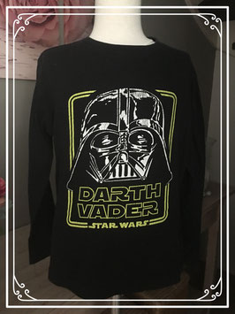 Een zwart shirt met DARTH VADER - Maat 134-140