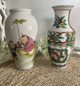 Twee vintage Chinese vaasjes