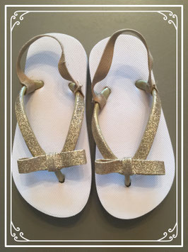 Nieuw: witte teenslippertjes met een gouden strik - maat 24