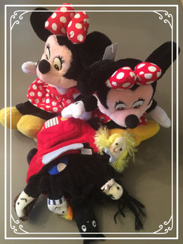 Twee Minnie Mouses (28 cm) en speelhandschoen