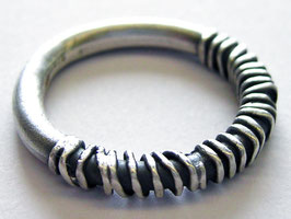 Silberring mit Struktur