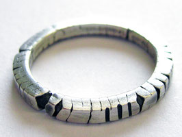 Silberring mit Struktur