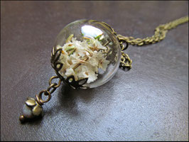 Weiße Wildblumenkette mit Perle