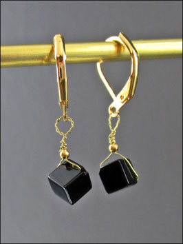 Mystery - Schwarze Onyx Quader Würfel Ohrringe mit goldenem Verschluss