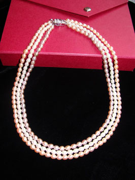 Wunderschöne dreireihige Perlenkette mit Design-Echtsilberverschluss