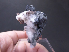 133P - PLATA NATIVA, ALLARGENTUM Y DYSCRASITA EN CALCITA