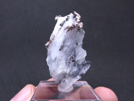 134P - PLATA NATIVA, ALLARGENTUM Y DYSCRASITA EN CALCITA