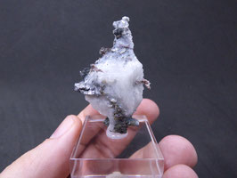 130P - PLATA NATIVA, ALLARGENTUM, DYSCRASITA, ESFALERITA Y CUPRITA EN CALCITA